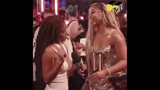 stan twitter- Halle telling reporter he should be while Chloe laughs