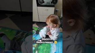 Дочка ухаживает за лялей  Лайки в студию  #дети #baby