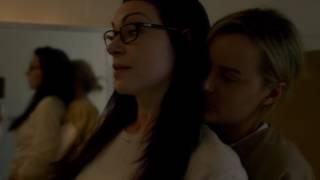 Alex & Piper (season 5 episode 1) bathroom scene OITNB