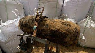 Un escuadrón antibombas desactiva una bomba de 250 kg de la Segunda Guerra Mundial