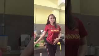 Awek Melayu t*k-t*k besar main tiktok dekat kedai makan 