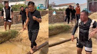 Dumuqiao drinking challenge hands, feet and mouth and using men's simple happiness New Farmer Plan