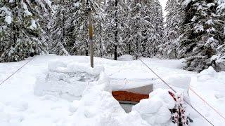 Wintercamping im Schneeschutz während eines Sturms