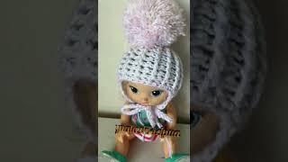 Вязаная шапка для куклы с помпоном. Knitted hat for a doll with  a pompom