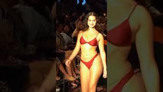 Güzel kız defile de Twerk twerking tayt dans mini etek dans videoları #shorts