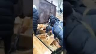 Очередь за автоматами в пункт выдачи оружия в Киеве (Giveaway of weapons to the citizens of Ukraine)