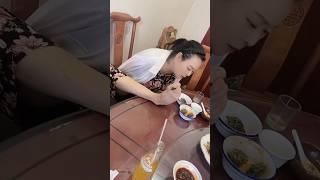 DAE amputee armless girl struggle to eat #armless #feet #chopsticks #stump