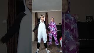 Мы с подругой танцуем в кигуруми