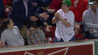 TB@BOS: Young fan reels in a souvenir