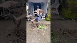 Cô bé nhảy đú trend trên đống rác của bố - Little girl dancing on a pile of tra#shorts #funny