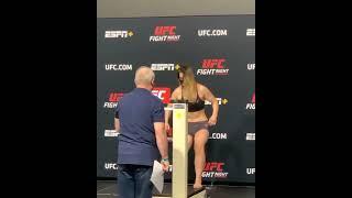 Боец UFC упала из-за обезвоживания на взвешиваниях