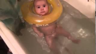 FUNNY GIRL! CHILD bathe!СМЕШНАЯ ДЕВОЧКА! РЕБЕНОК КУПАЕТСЯ!