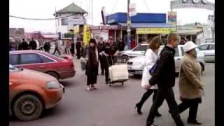 Тётка регулирует дорожное движение (часть3)