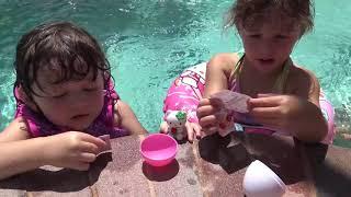 Brincadeira na Piscina e muita diversão com  os brinquedos e Pula Pula da Hello Kitty