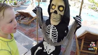 Lil Skelly Bones on Vacation Spirit Halloween Animatronics | Jagger Plays Skeleton Prop