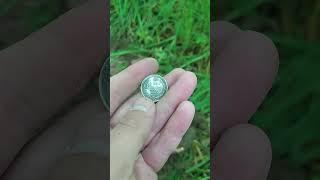Нашел серебряную монету в лесу.