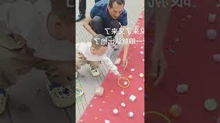 đứa bé không dám quăng xa để lấy dồ vật to hơn
