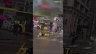闖紅燈直接送警察業績! 路人雙手合十求放過 #shorts