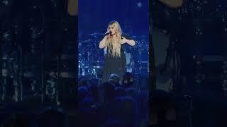 @kellyclarkson  performs "rock hudson" from new album #chemistry