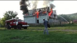 Среди белого дня за маг. Тайга вспыхнул пожар недостроенного дома.