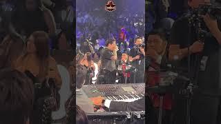 Christian Nodal se mira muy tomado