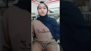 Hijab ngangkang kelihatan celana dalamnya //  tante hijab // tante ngangkang