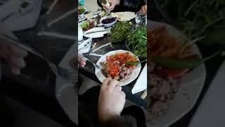 Nermin Taşpınarlı  antepte dostlarıyla kebap yiyor.