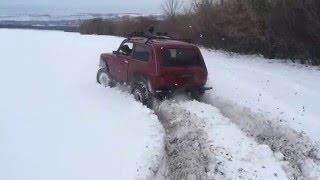 Нива в глубоком снегу (блокировка ДАН в заднем мосту)