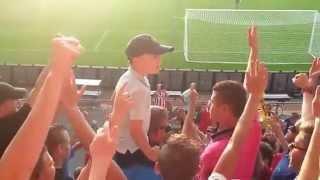 Маленький мальчик заводит фанатскую трибуну (A little boy gets fans' podium)