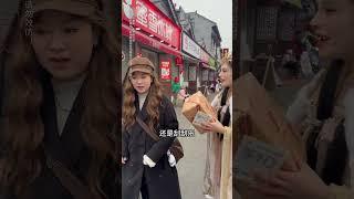 刮刮乐还是神秘礼物，小姐姐实在太社牛了！！ #刮刮乐 #街头挑战 #意想不到的结局 #记录真实生活