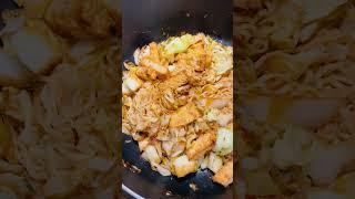 Cooking Instant Noodles Stir Fry with Taiwanese Cabbages & Fish Cakes!