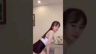 Bigo live mahasisi cantik pake baju mini rok mini goyang hot keliatan CDnya