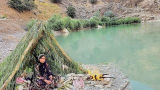 Nomadic Life: 13-Year-Old Girl Fishing with a Net and Spending the Night Alone in the Wild