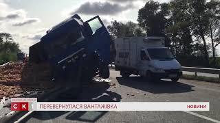 На трасі Житомир - Новоград-Волинський перевернулася вантажівка з кукурудзою