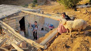 Building the roof of the nomadic mother's shelter: a lot of effort in the mountains