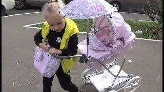 Алиса КАК МАМА гуляет на детской площадке с коляской Stroller for dolls on the Playground