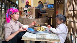 Mother and Bông eat fried spring rolls together after paying the hospital bill and starting new life