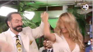 Adnan Oktar dayanamadı kalkıp sarışın kedicikle oynadı