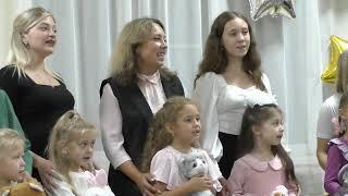 Гимн семьи поют дети с родителями