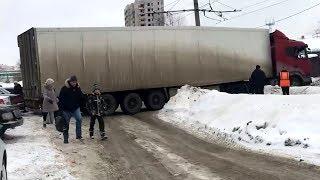 Фура застряла на трамвайных путях