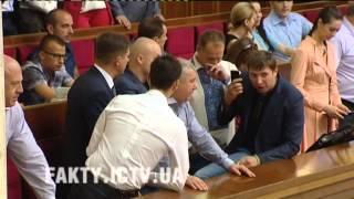 Парасюк устроил скандал на балконе Верховной Рады