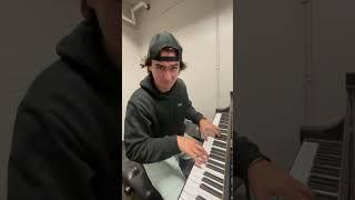 If I look at the piano I loose (I didn’t cheat at the end) #omarito #piano #berklee #jazz #music