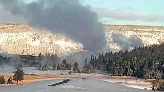 Yellowstone Supervolcano: Old Faithful  time lapse - Извержение гейзеров:  Супервулкане Йеллоустон