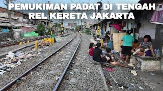 Kehidupan Di Pemukiman Tengah Rel Kereta Jakarta | Real Life in Jakarta Indonesia