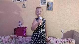 В меня влюбляются мальчишки Милана 5 лет