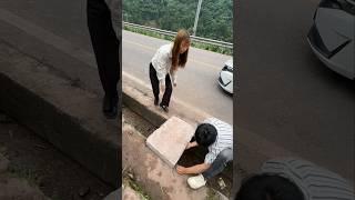 ,ये देखो दादी को हर बार नाली पार करना भारी पड़ जाता है!