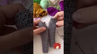 Cosiendo las piezas del pantalón  #crochet #diy #handmade #dollclothes #pantsfordolls