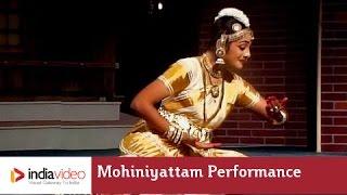 Mohiniyattam performance on Omanathinkal kidaavo | India Video