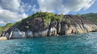 Le tour en bateau le long de la plage d'Anse Major, la vue sur les vagues de l’océan qui s’écrasent.