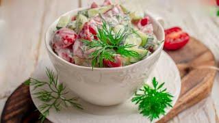 Салат из огурцов и помидоров со сметаной. Salad of cucumbers and tomatoes with sour cream.